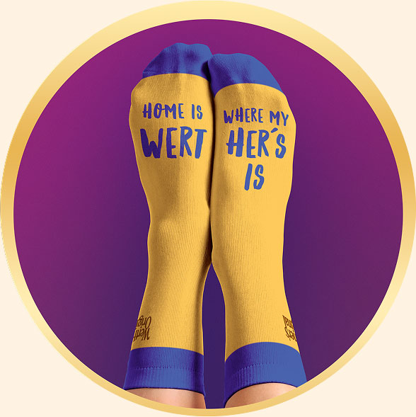 Gelbe Socken mit Werther's Logo, blauen Details und Spruch auf der Oberseite: „Home is where my Werther’s is“.